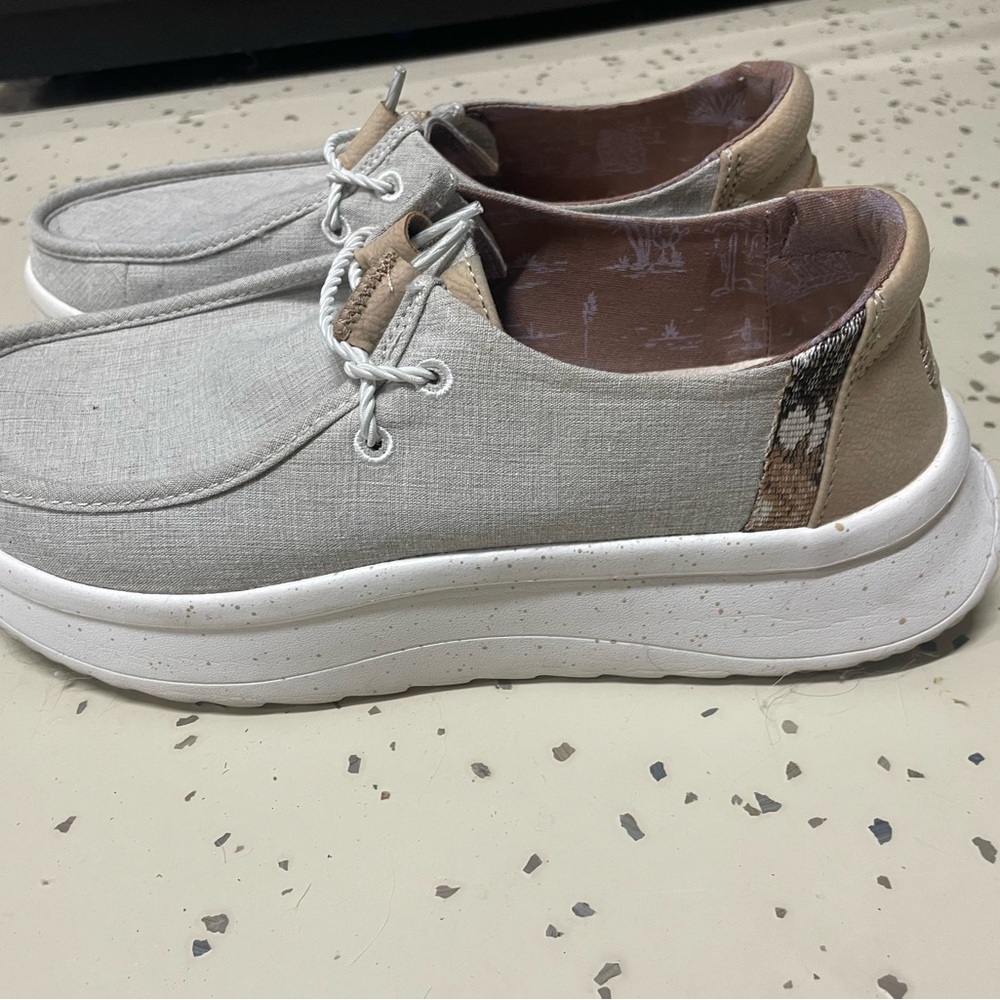 Hey Dudes size W9